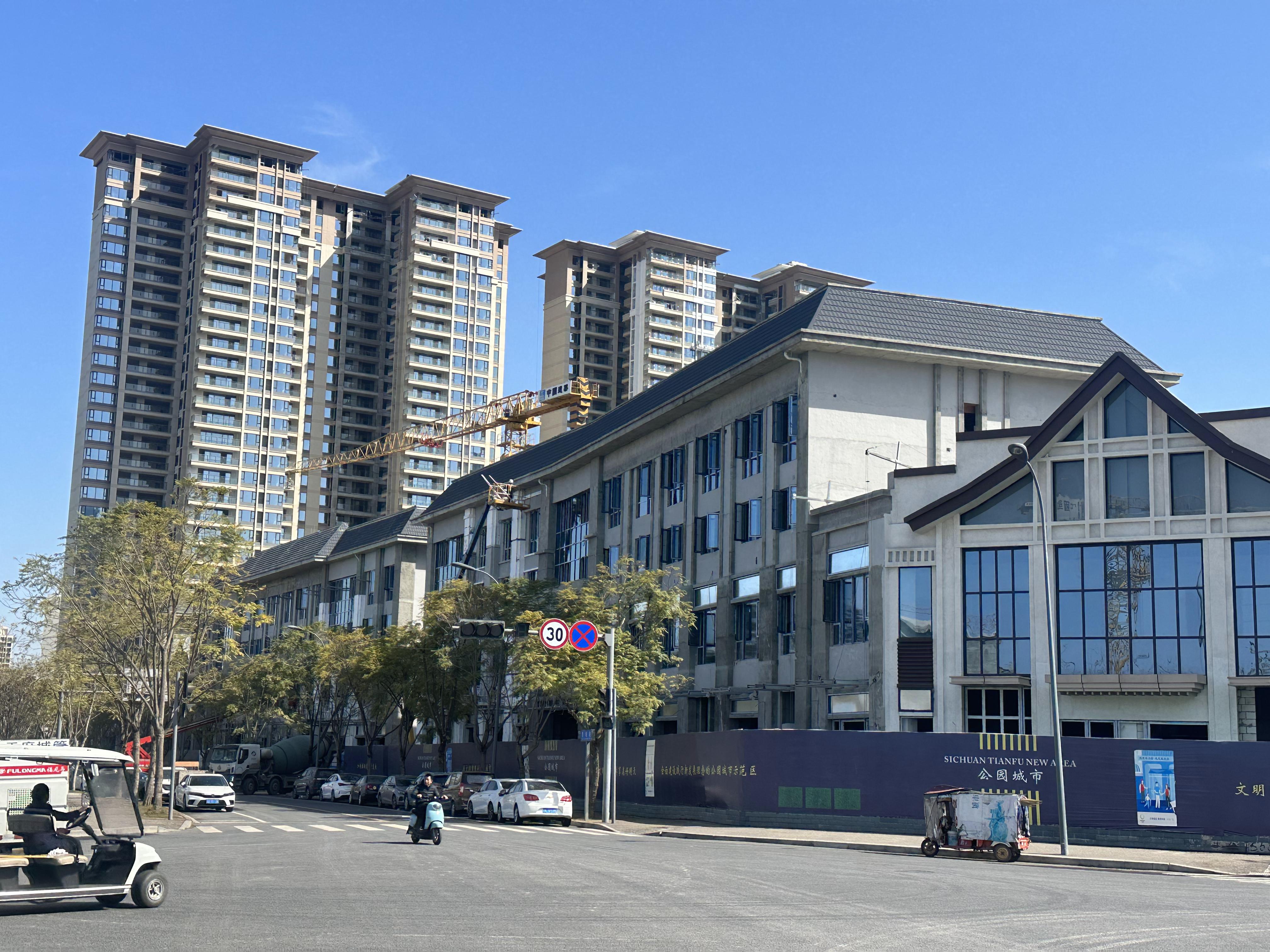 圆弧彩石金属瓦安装成品图.JPG