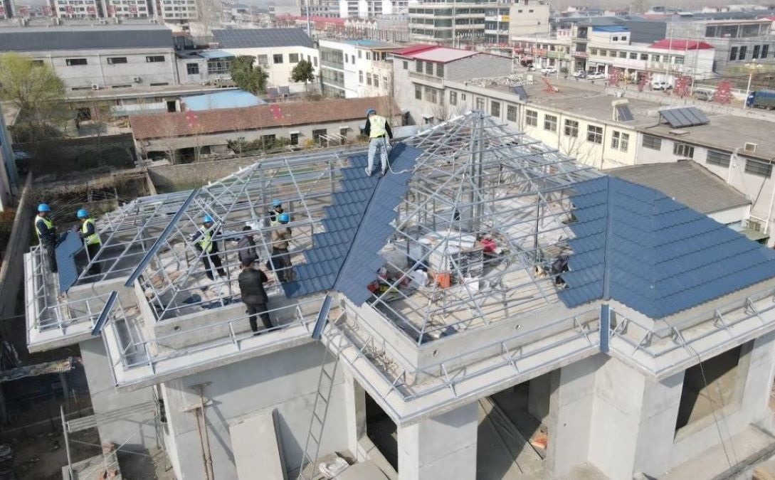 自建房彩石金属瓦安装中.png