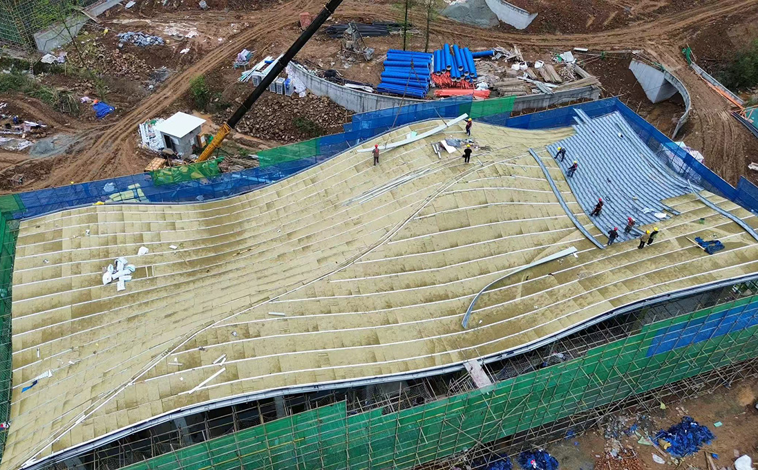 异形屋面铝瓦安装现场.jpg