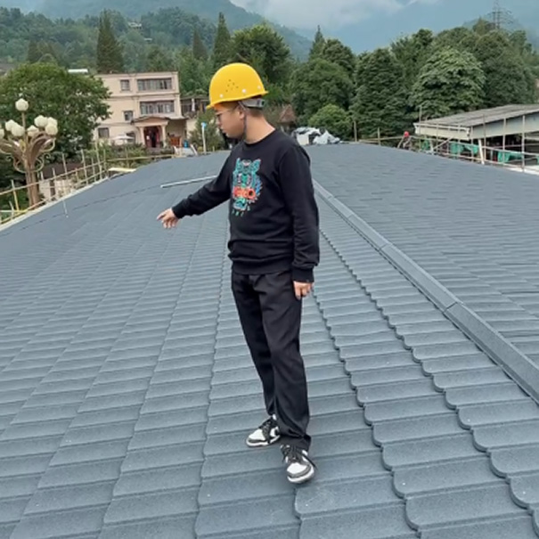 合格的瓦片能经受住成年人的体重.jpg